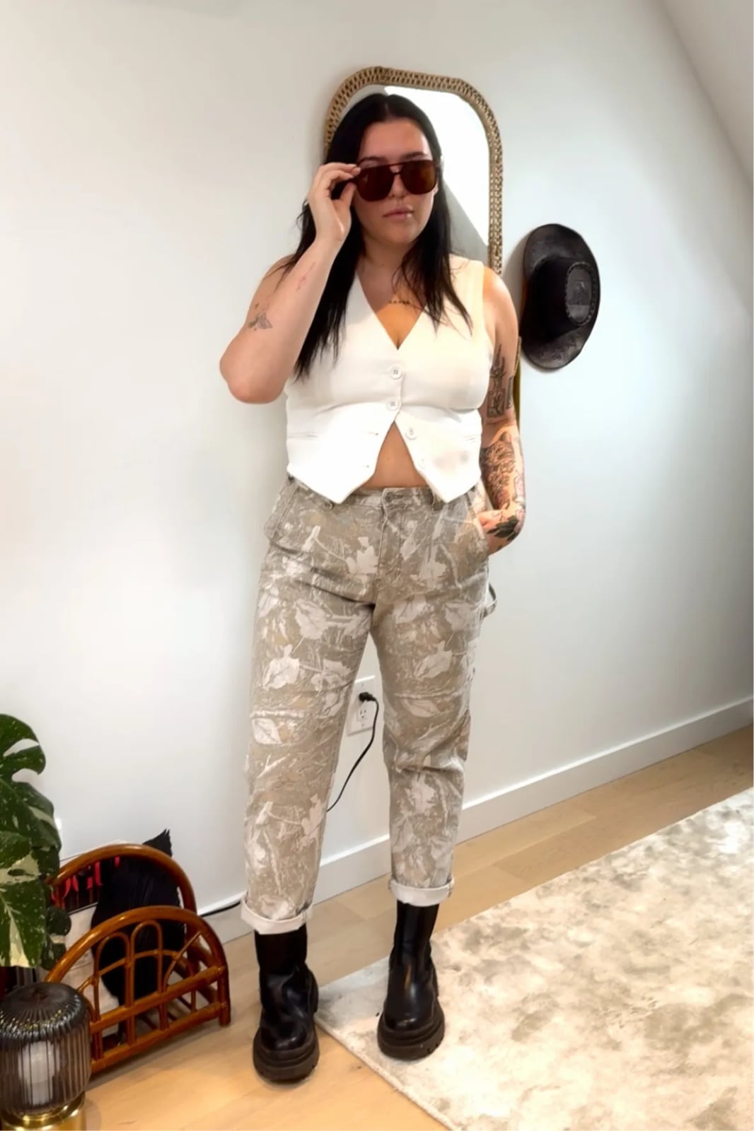 Beige Camouflage Pants With Chunky Boots Beige Camouflage Pants With Chunky Boots — Trendy Camo Outfits