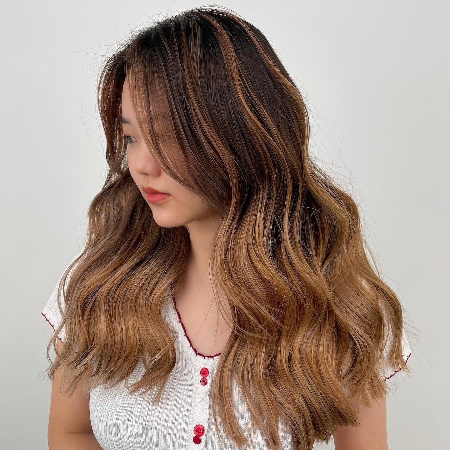 Mid-Back Dark Brown With Caramel Balayage Side Part, Wavy Mid-Back Dark Brown With Caramel Balayage Side Part, Wavy — Trendy Caramel Hair Color
