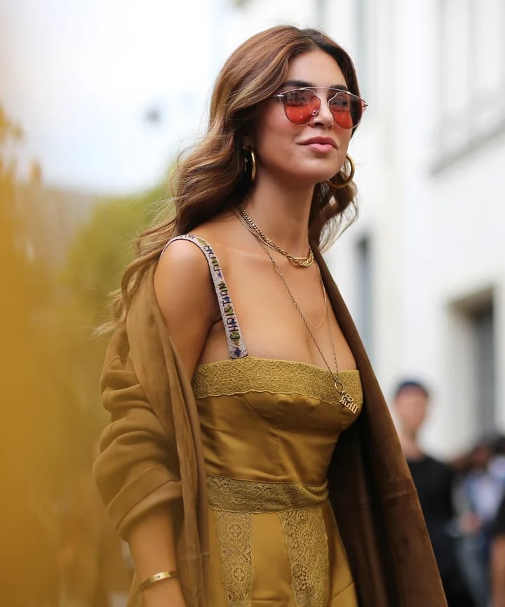 Mid-Back Medium Brown With Caramel Balayage And Curtain Bangs, Wavy Mid-Back Medium Brown With Caramel Balayage And Curtain Bangs, Wavy — Trendy Caramel Hair Color