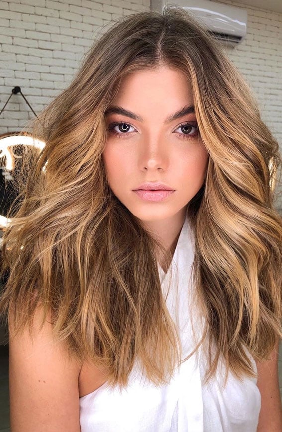 Collarbone Layers With Caramel Highlights And Root Shadow Collarbone Layers With Caramel Highlights And Root Shadow — Trendy Caramel Hair Color