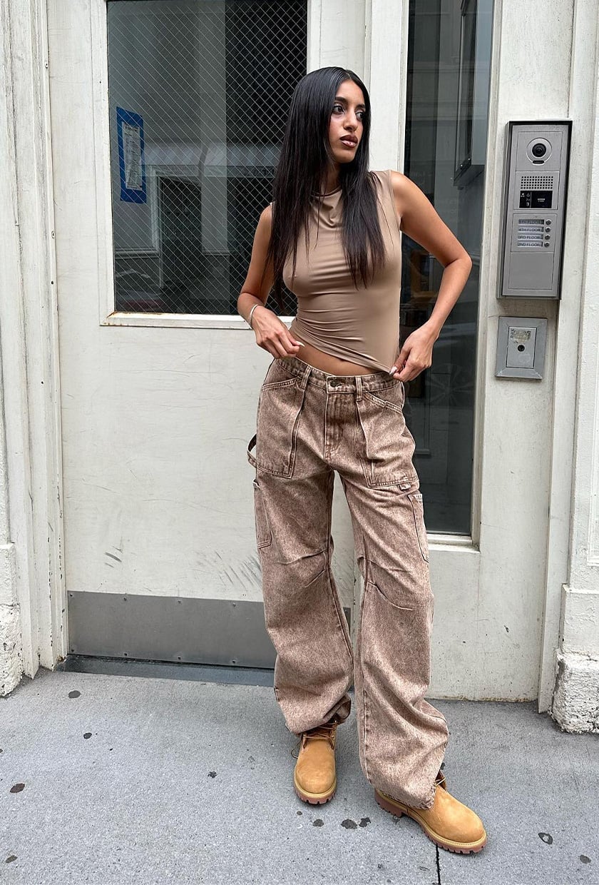 Oversized Cargo Pants With Sleeveless Top and Beige Marbled Print Oversized Cargo Pants With Sleeveless Top and Beige Marbled Print — Trendy Casual Concert Outfit