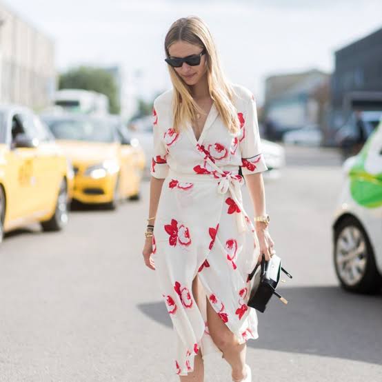 Floral Print Wrap Dress with Black Accessories Floral Print Wrap Dress with Black Accessories — Trendy Casual Dinner Outfit