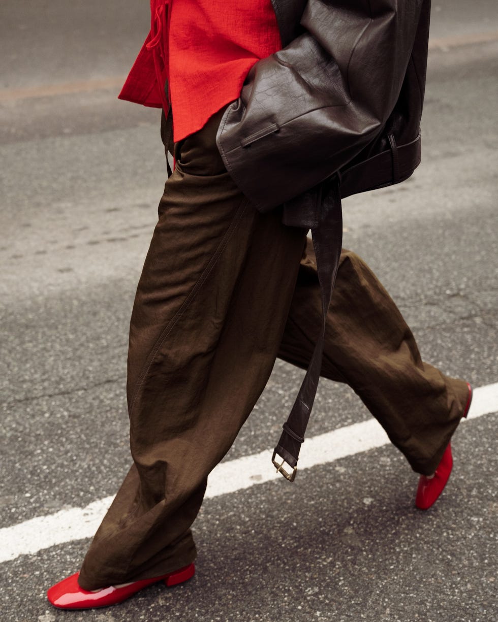 Wide-Leg Trousers Paired With a Leather Jacket Wide-Leg Trousers Paired With a Leather Jacket — Trendy Chocolate Outfits