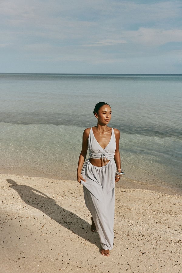 Light Grey Linen Set for Relaxed Beach Day Light Grey Linen Set for Relaxed Beach Day — Trendy Coastal Outfits