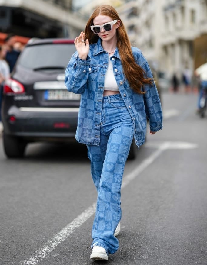 Printed Denim Set with Cropped Top and Sneakers — Trendy College Outfits