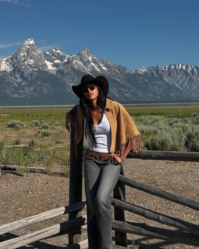 Fringed Suede Jacket With Jeans And Cowboy Boots — Trendy Cowgirl Outfits