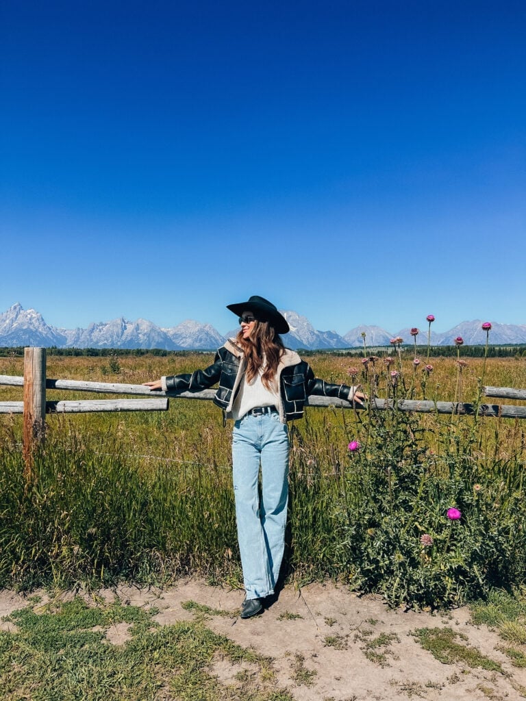 Sherpa Lined Jacket With Jeans And Cowboy Hat — Trendy Cowgirl Outfits