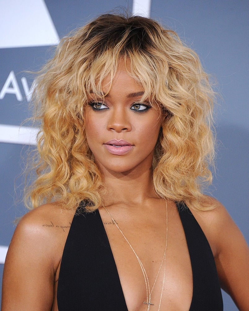 Blonde Collarbone Lob With Root Shadow Blonde Collarbone Lob With Root Shadow — Trendy Curly Hair Hairstyles