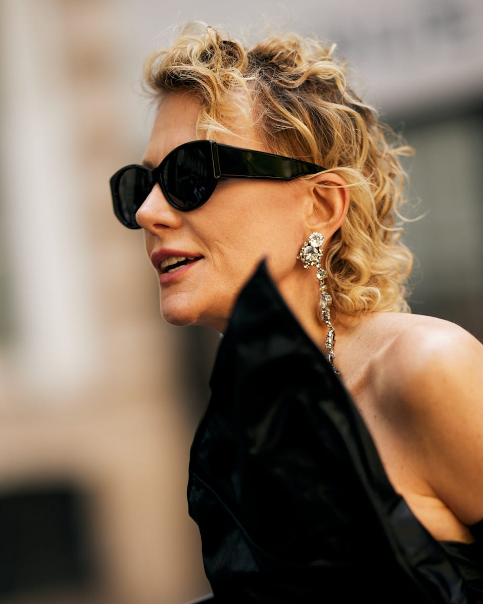 Collarbone Shag With Ash Blonde Highlights Collarbone Shag With Ash Blonde Highlights — Trendy Curly Hair Hairstyles