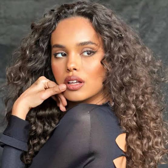 Collarbone Curls With Soft Curtain Bangs — Trendy Curly Hair Natural