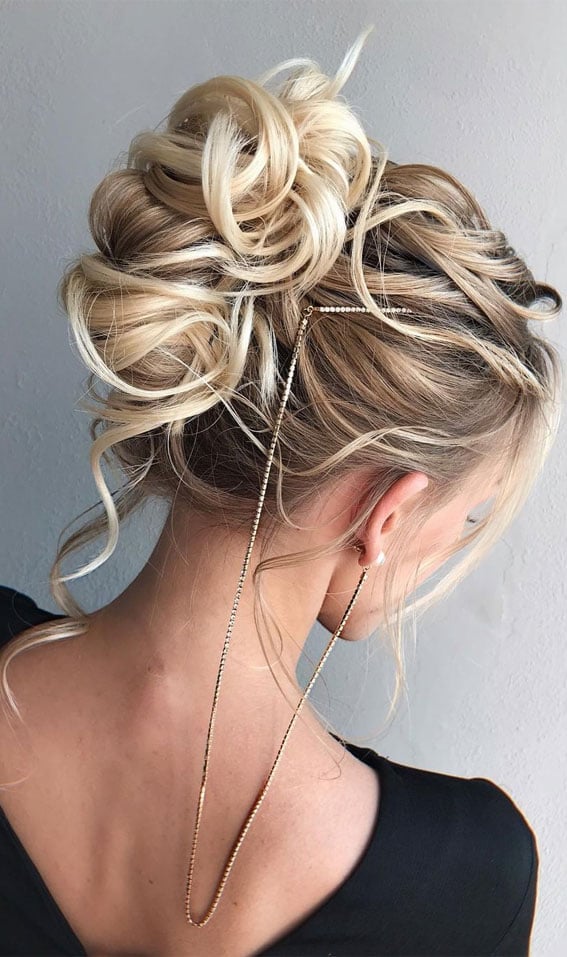 Romantic Blonde Updo With Gold Chain Romantic Blonde Updo With Gold Chain — Trendy Curly Updo