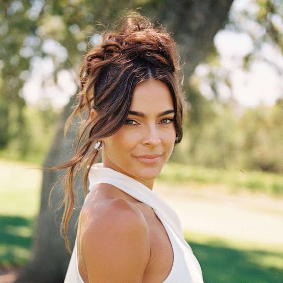 Messy Dark Brown Wavy Updo With Curtain Bangs Messy Dark Brown Wavy Updo With Curtain Bangs — Trendy Curly Updo