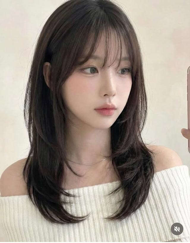 Collarbone Layered Cut With Curtain Bangs, Dark Brown — Trendy Cutting Bangs