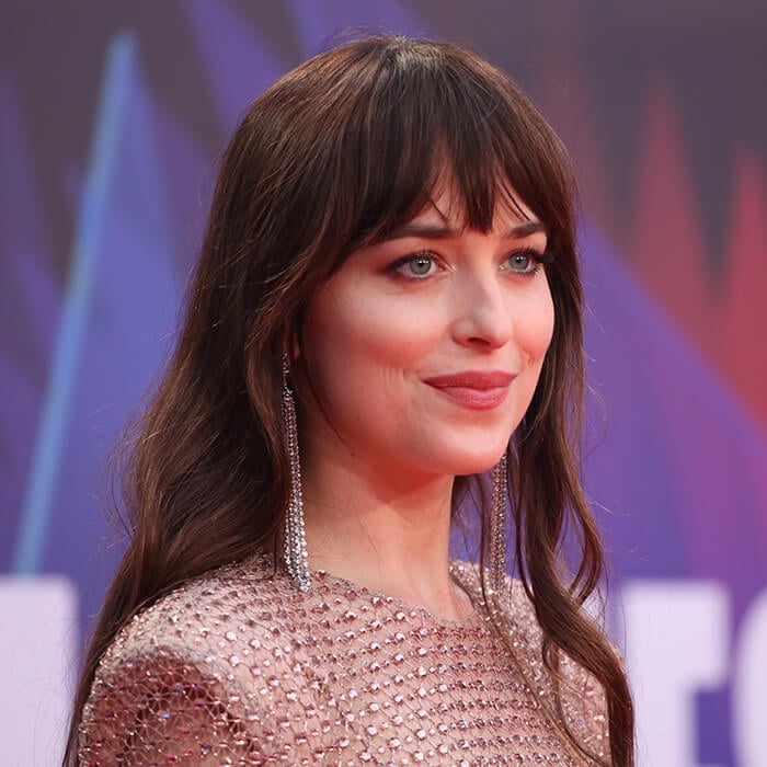 Mid-Back Dark Brown Waves With Curtain Bangs, Close-Up Take — Trendy Cutting Bangs