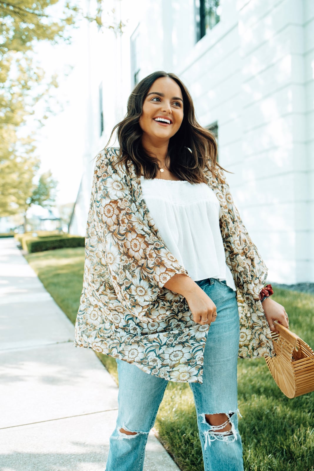 White Square-Neck Top with Floral Kimono and Ripped Jeans White Square-Neck Top with Floral Kimono and Ripped Jeans — Trendy Date Outfit