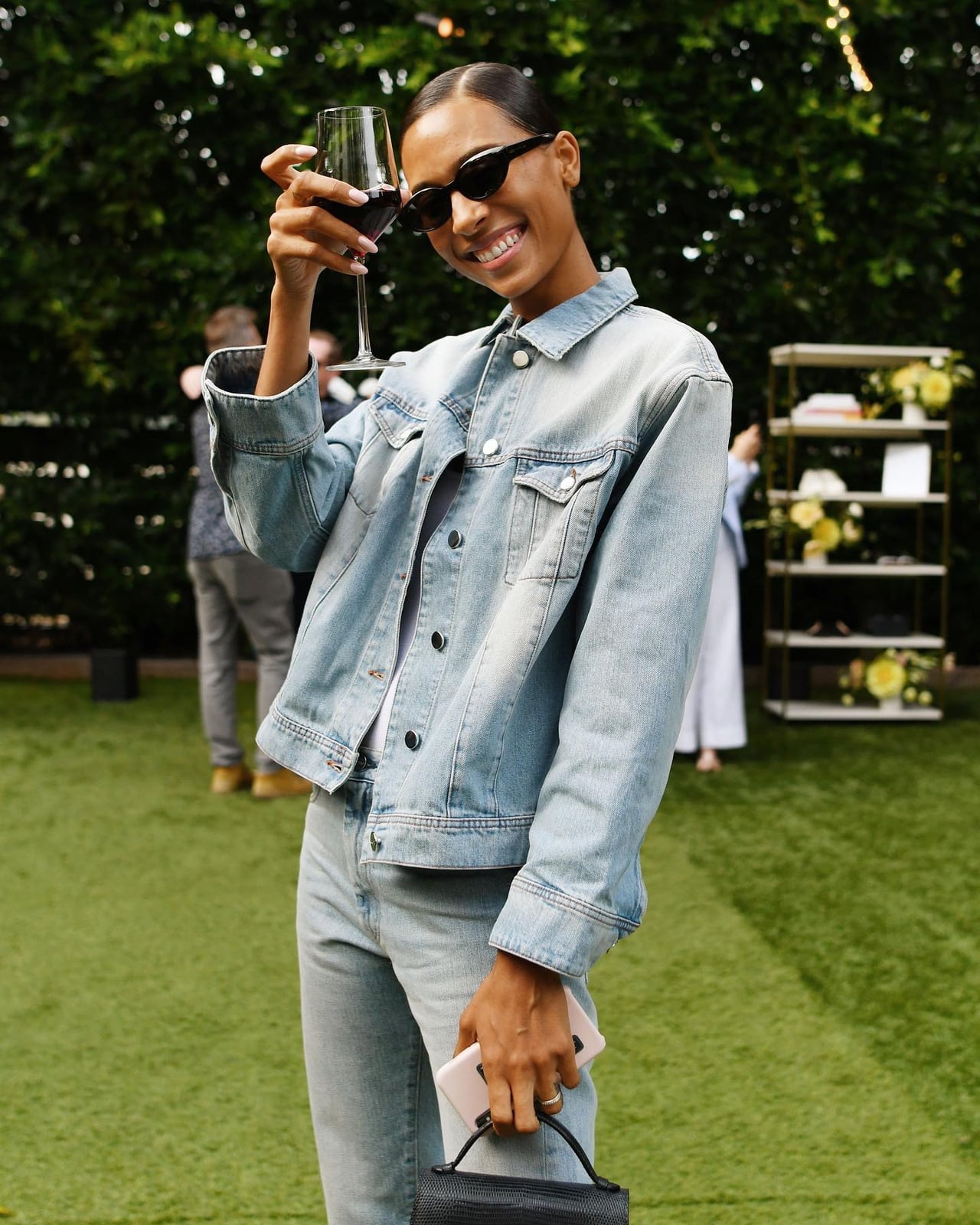 Light Wash Oversized Denim Jacket for Casual Gatherings Light Wash Oversized Denim Jacket for Casual Gatherings — Trendy Denim Jacket Outfits