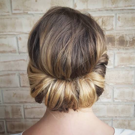 Collarbone Twisted Low Bun With Highlights Collarbone Twisted Low Bun With Highlights — Trendy Dirty Hair Hairstyles