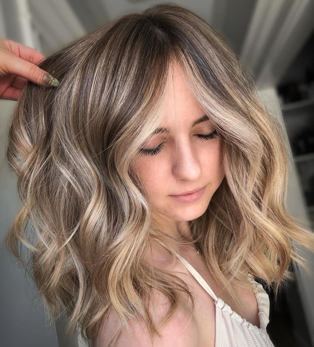 Collarbone Waves With Dirty Blonde Highlights Collarbone Waves With Dirty Blonde Highlights — Trendy Dirty Hair Hairstyles