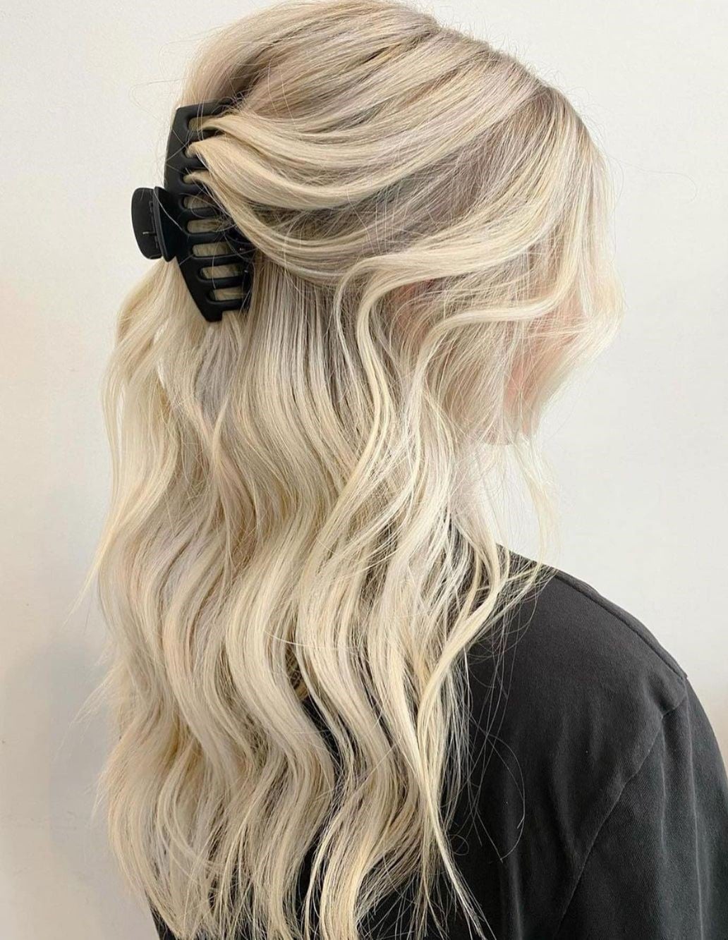 Platinum Blonde Mid-Back Blowout With Claw Clip Platinum Blonde Mid-Back Blowout With Claw Clip — Trendy Dirty Hair Hairstyles