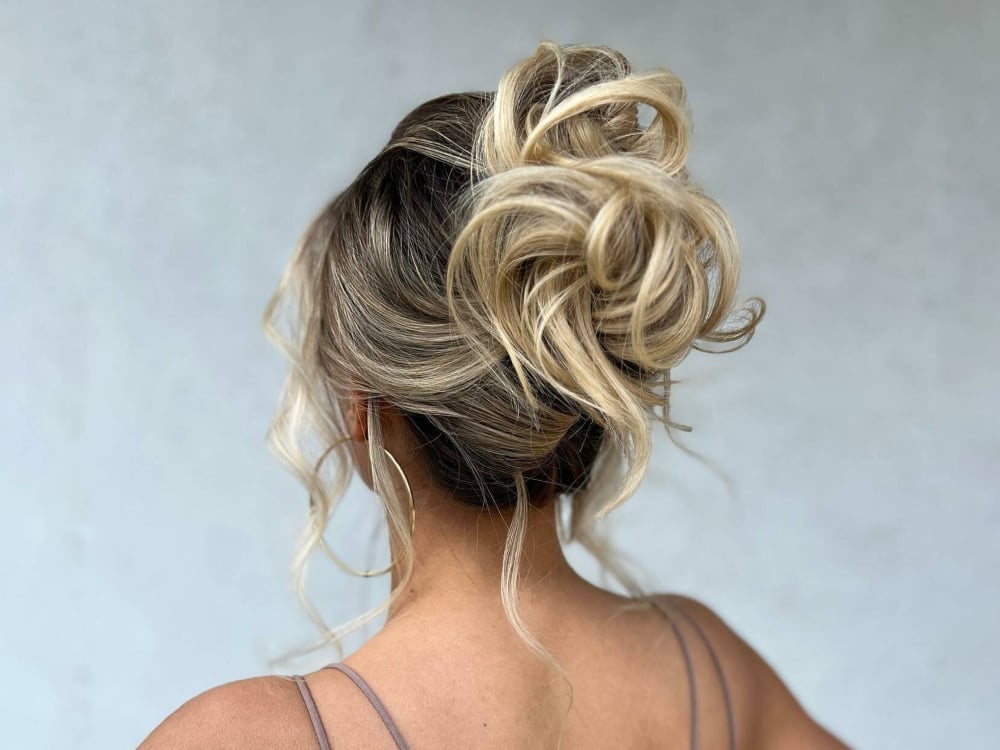 Mid-Back Messy Bun With Dark Roots and Highlights Mid-Back Messy Bun With Dark Roots and Highlights — Trendy Dirty Hair Hairstyles