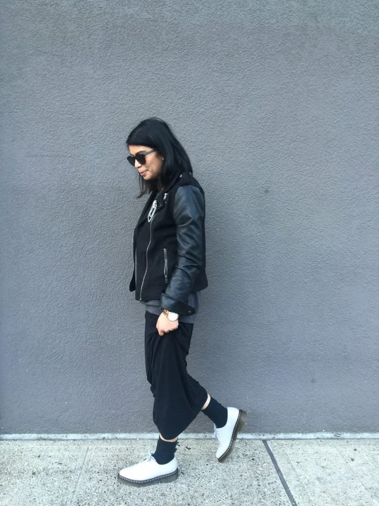 Black Moto Jacket with Grey T-shirt and White Lace-up Shoes Black Moto Jacket with Grey T-shirt and White Lace-up Shoes — Trendy Doc Martens Outfits