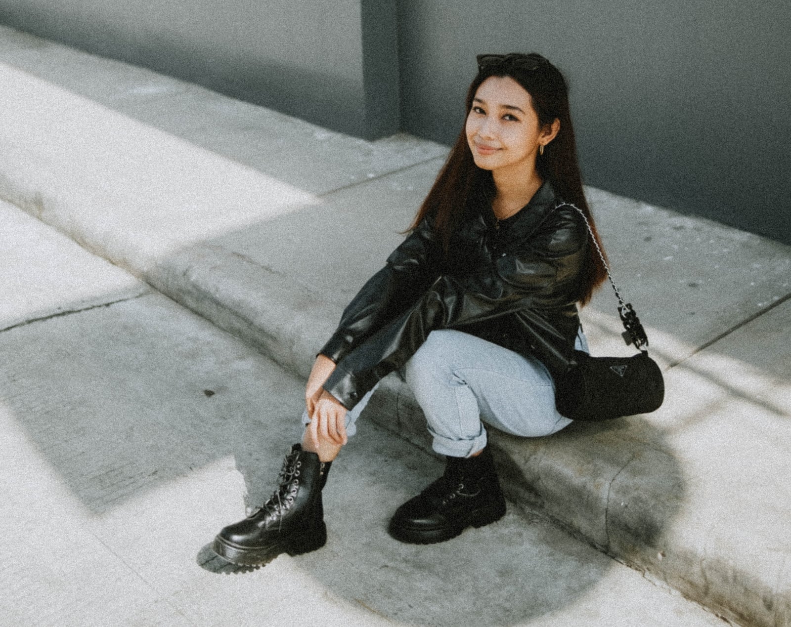 Black Chunky Platform Boots with Leather Jacket and Cuffed Jeans Black Chunky Platform Boots with Leather Jacket and Cuffed Jeans — Trendy Doc Martens Outfits