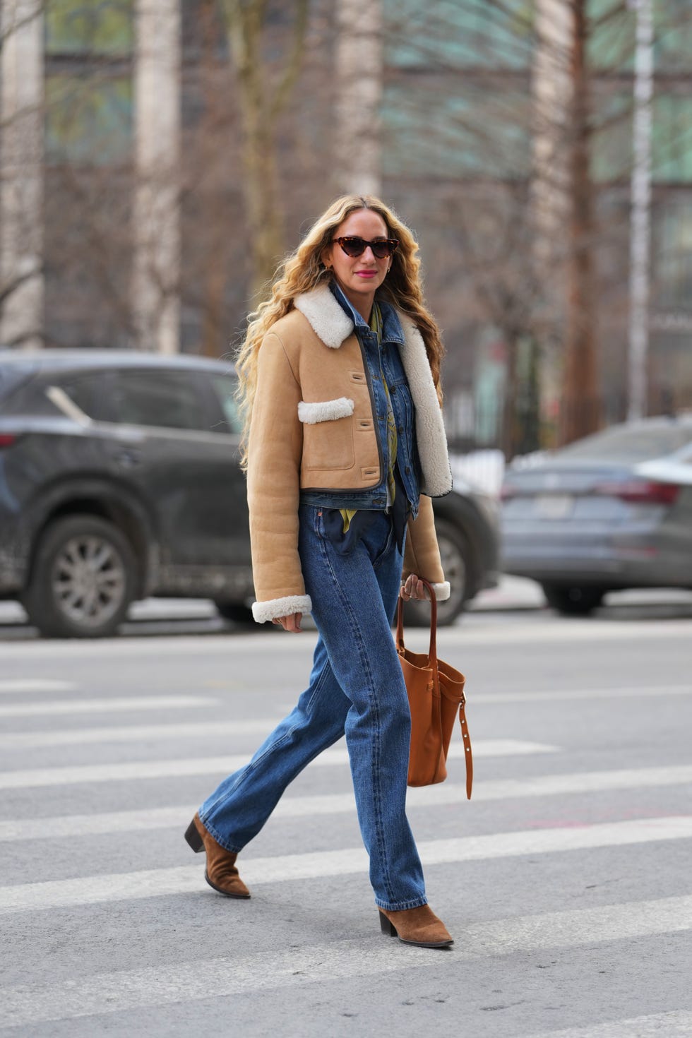 Shearling Jacket Over Denim Jacket with Wide-Leg Jeans Shearling Jacket Over Denim Jacket with Wide-Leg Jeans — Trendy Downtown Girl Outfits