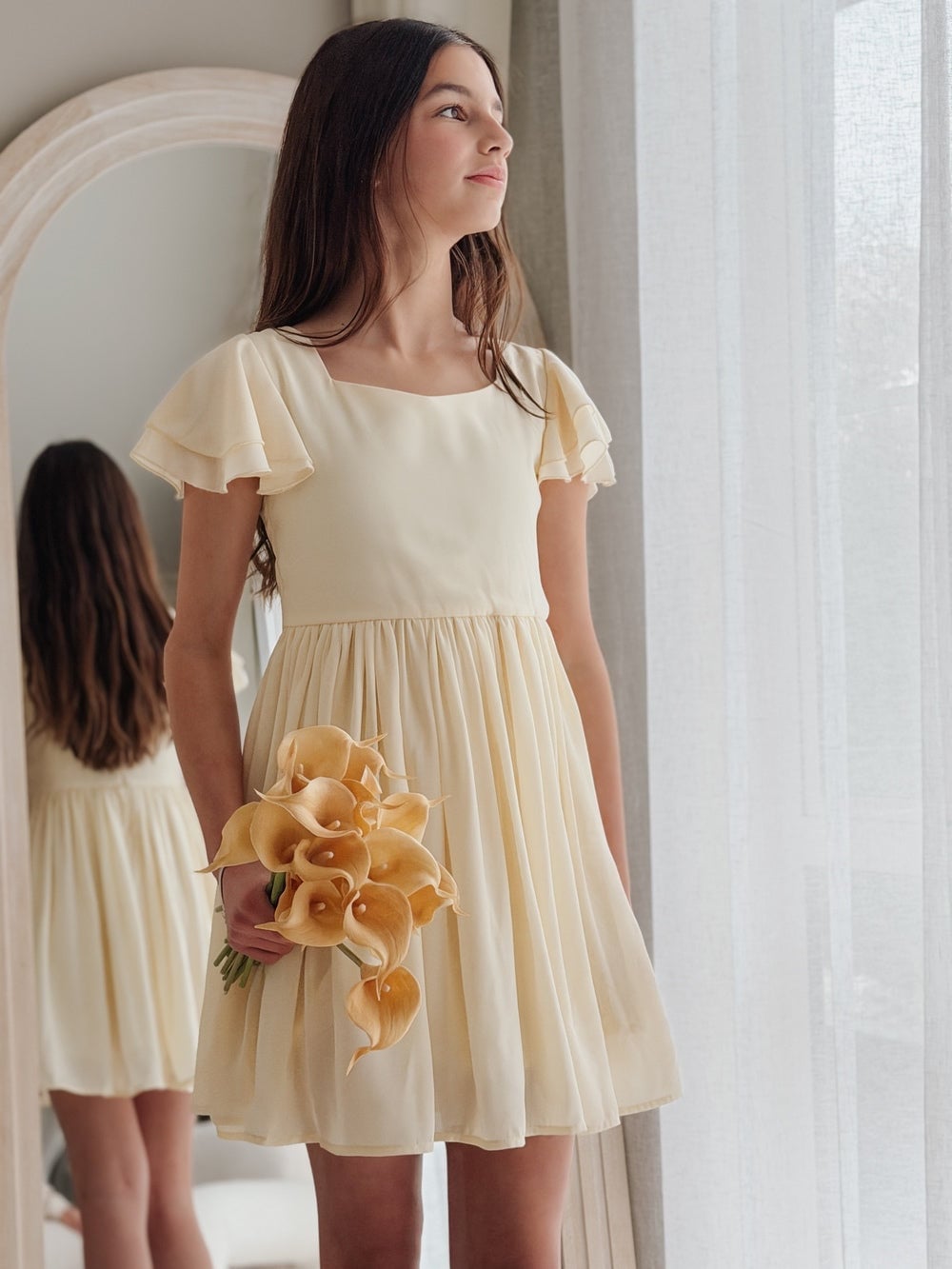 Pale Yellow Chiffon Dress for Parties, Close-Up Take Pale Yellow Chiffon Dress for Parties, Close-Up Take — Trendy Dresses for Teens