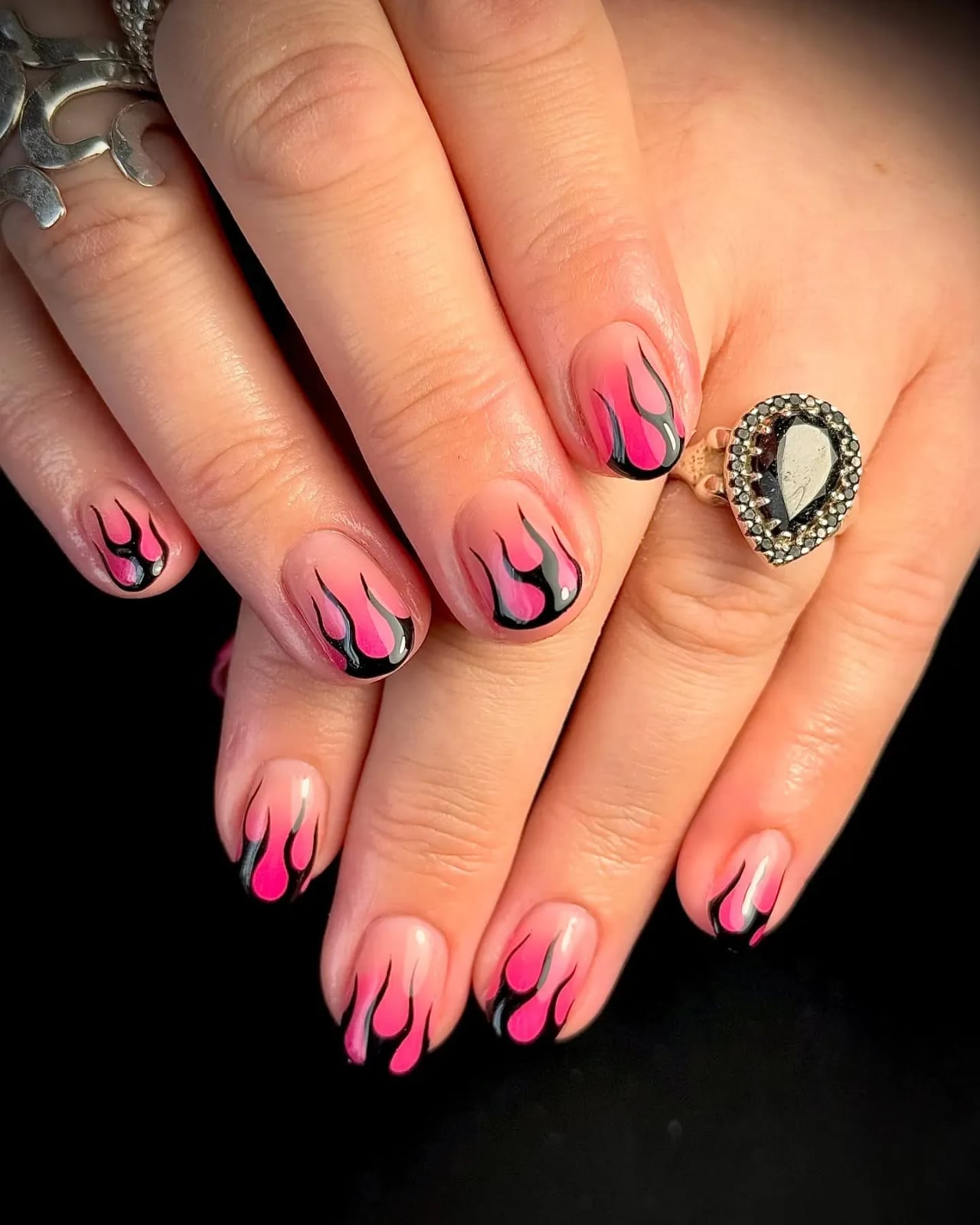 Short Oval Pink Gradient With Black Flames Short Oval Pink Gradient With Black Flames — Trendy Flame Nails