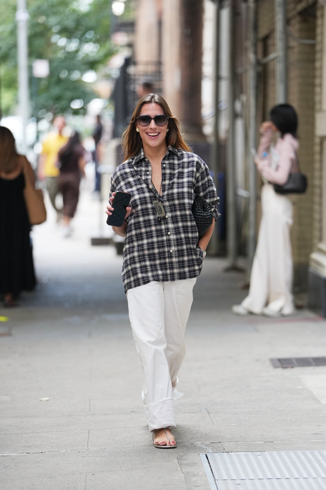 Oversized Plaid Shirt with White Trousers Oversized Plaid Shirt with White Trousers — Trendy Flannel Outfits