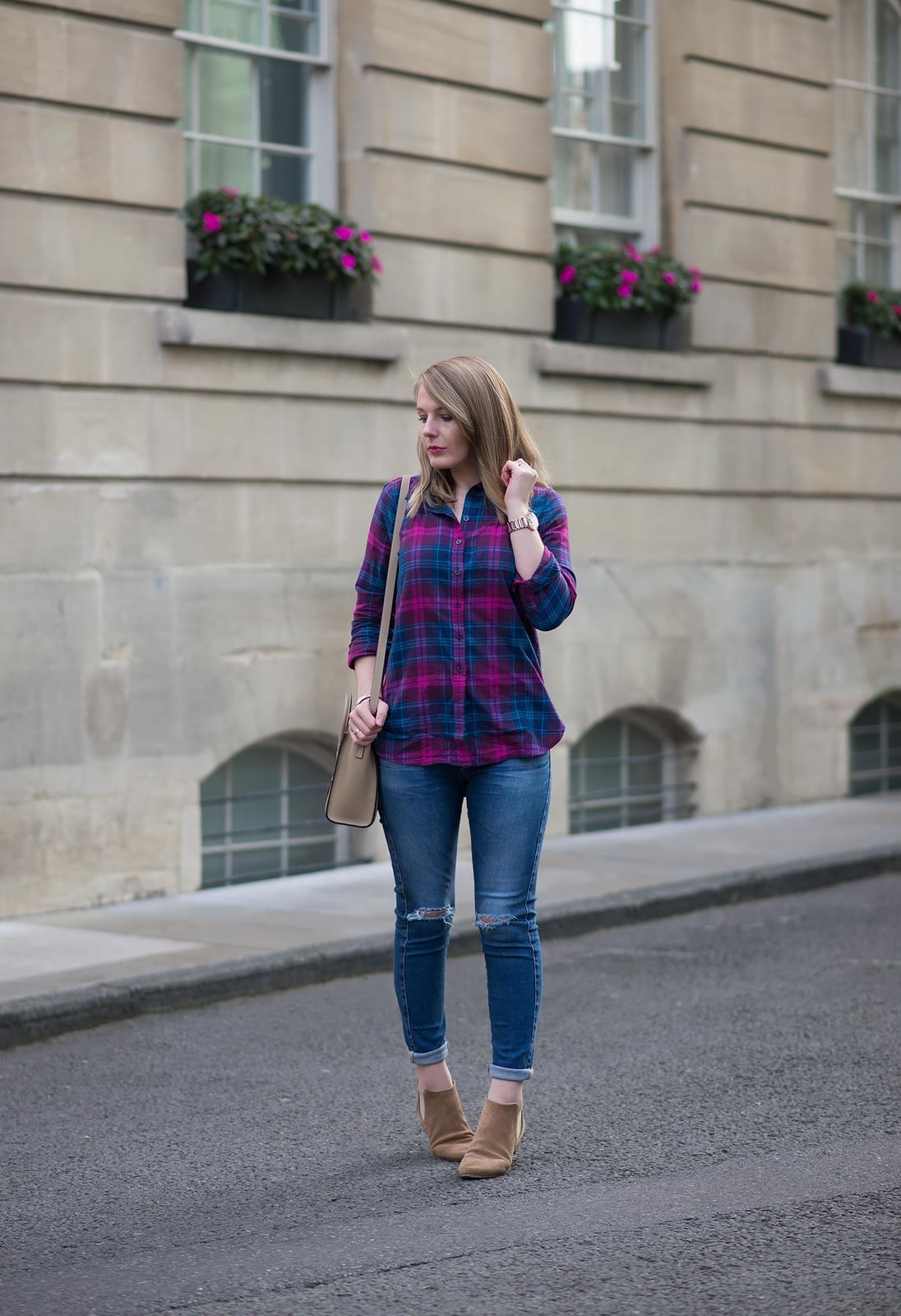 Plaid Shirt with Distressed Skinny Jeans Plaid Shirt with Distressed Skinny Jeans — Trendy Flannel Outfits