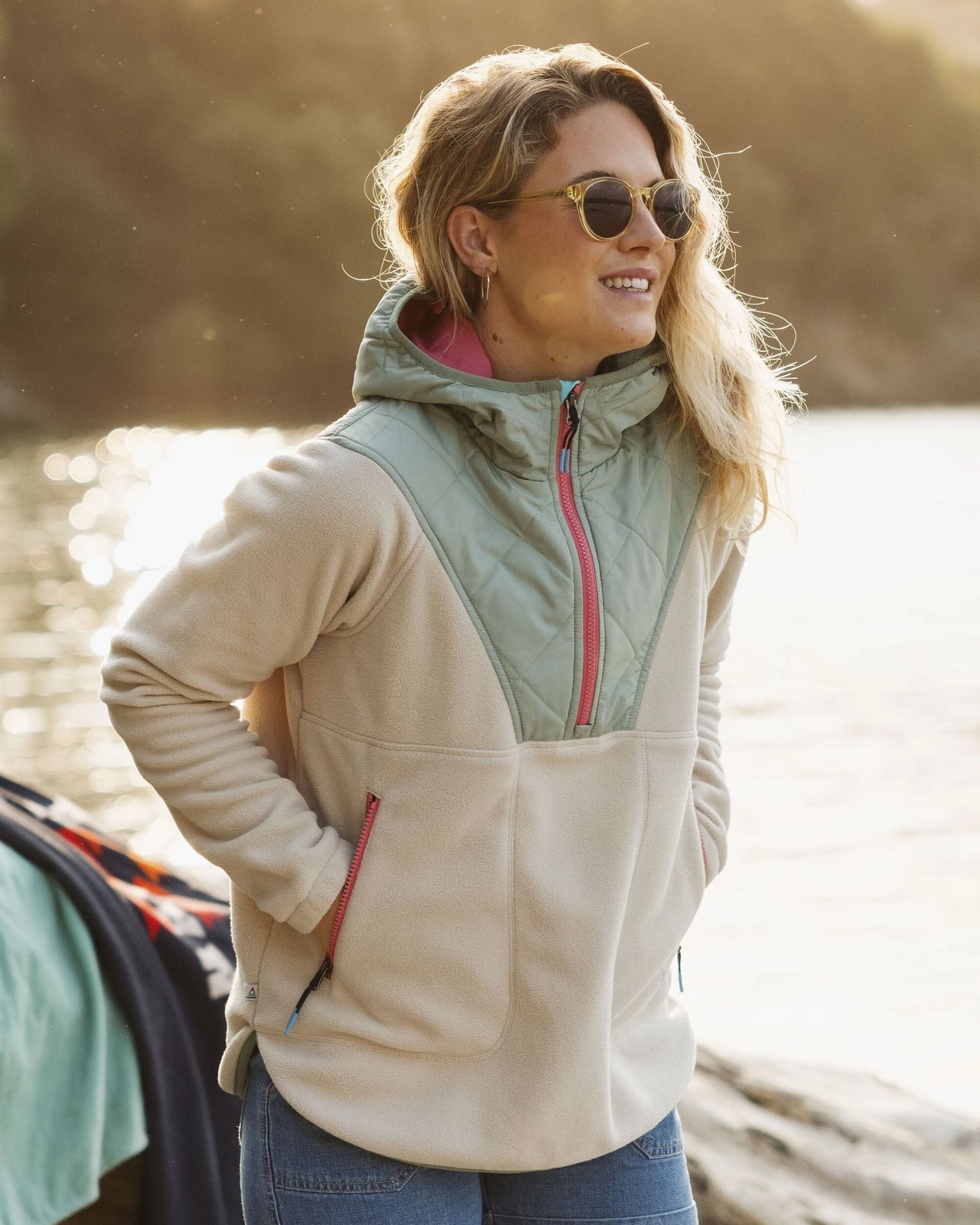 Beige Fleece Pullover with Color-Blocked Design Beige Fleece Pullover with Color-Blocked Design — Trendy Fleece Outfits