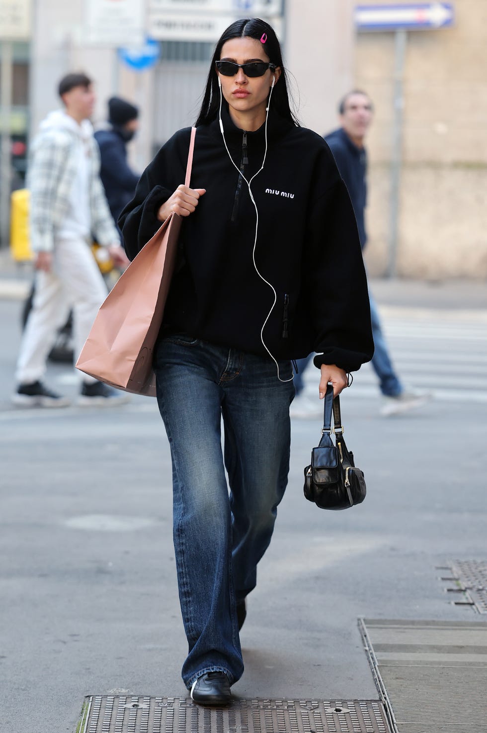 Oversized Black Fleece Sweatshirt with Wide-Leg Jeans Oversized Black Fleece Sweatshirt with Wide-Leg Jeans — Trendy Fleece Outfits