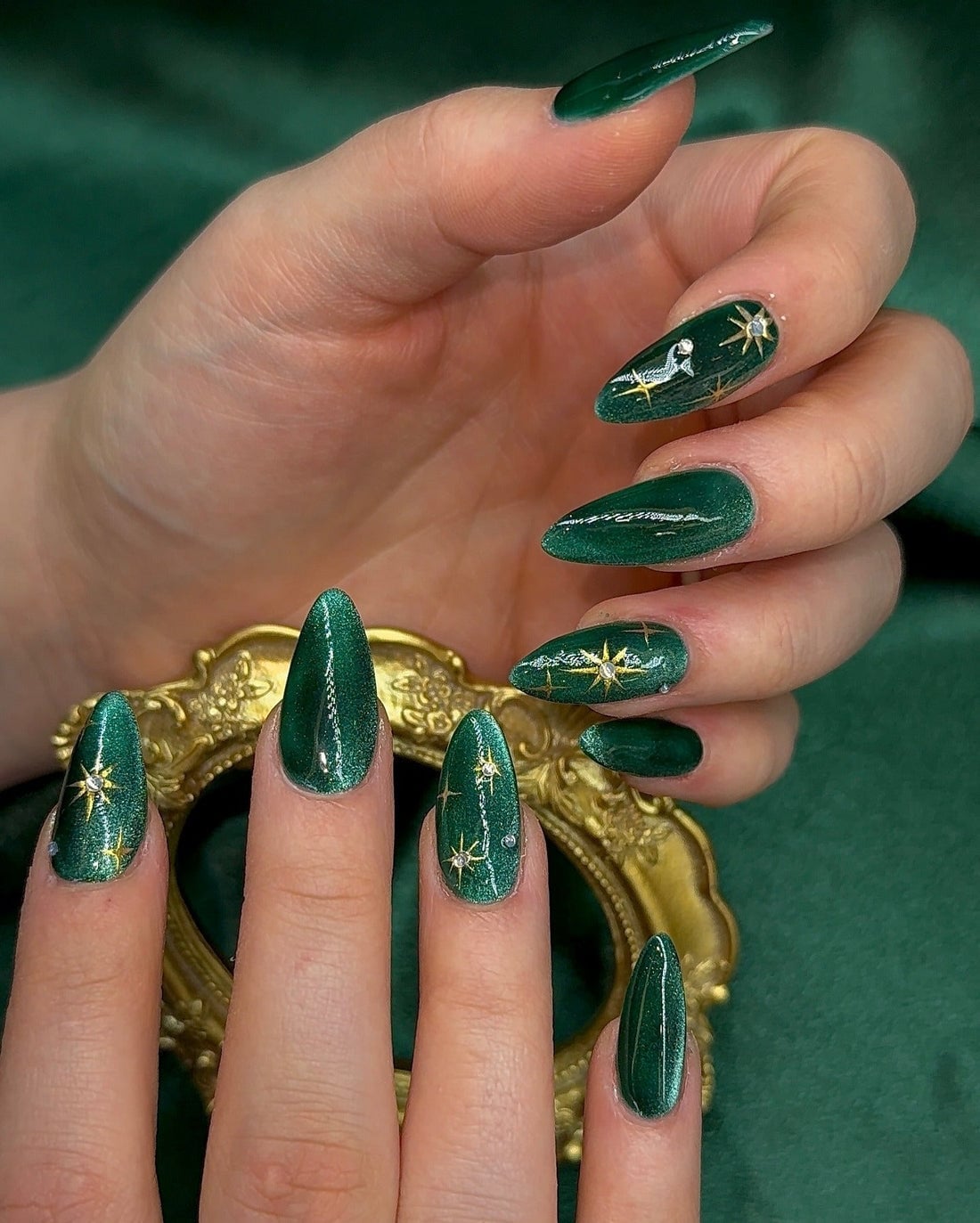 Medium Almond Green with Velvet Stars Medium Almond Green with Velvet Stars — Trendy Forest Green Nails
