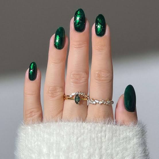 Medium Oval Glossy Green with Gold Cuticle Line Medium Oval Glossy Green with Gold Cuticle Line — Trendy Forest Green Nails
