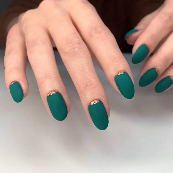 Medium Oval Matte Green with Gold Base Line Medium Oval Matte Green with Gold Base Line — Trendy Forest Green Nails