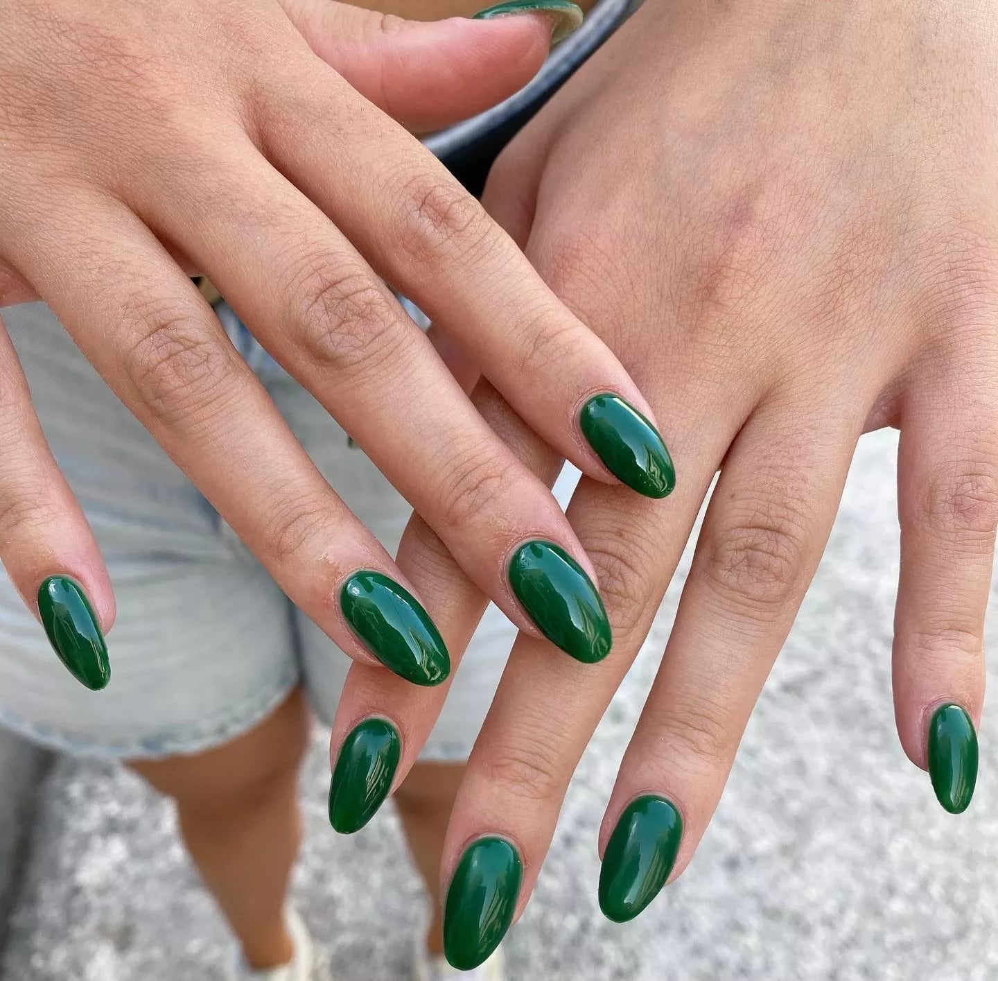 Medium Oval Solid Deep Green Nails Medium Oval Solid Deep Green Nails — Trendy Forest Green Nails