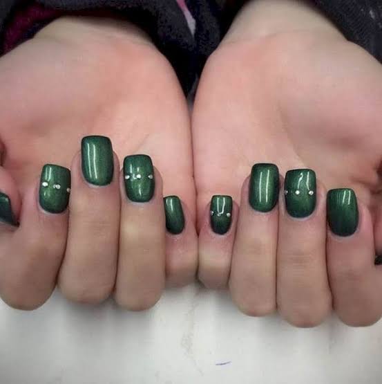 Short Square Glossy Forest Green with Dots Short Square Glossy Forest Green with Dots — Trendy Forest Green Nails
