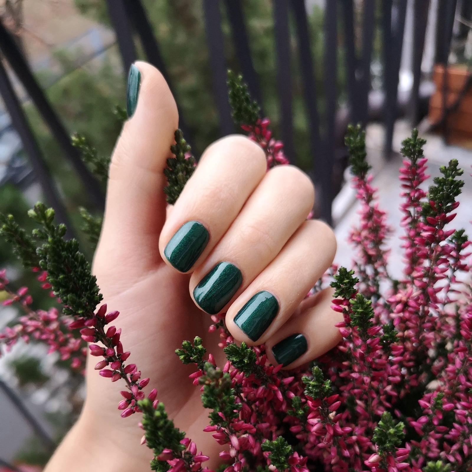 Short Oval Forest Green with Star Art Short Oval Forest Green with Star Art — Trendy Forest Green Nails