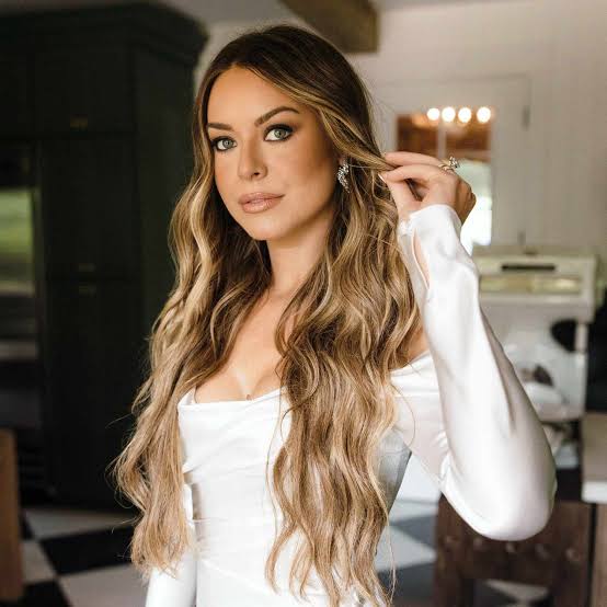 Blonde Balayage Loose Waves With Curtain Bangs Blonde Balayage Loose Waves With Curtain Bangs — Trendy Formal Hair