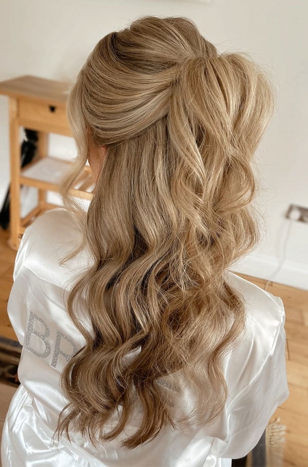 Blonde Half-Up Half-Down Ponytail With Curls Blonde Half-Up Half-Down Ponytail With Curls — Trendy Formal Hair