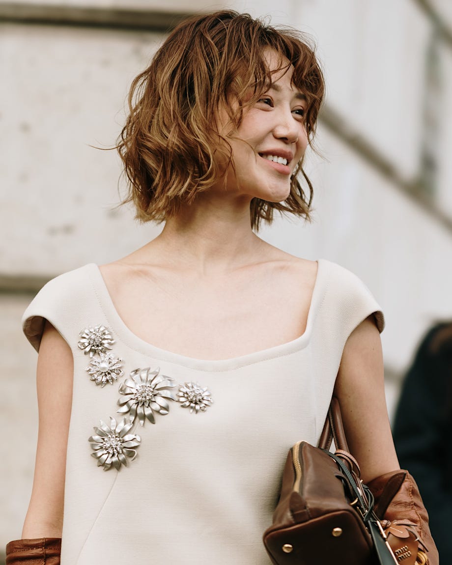 Collarbone Textured Shag With Curtain Bangs Collarbone Textured Shag With Curtain Bangs — Trendy Frizzy Hair