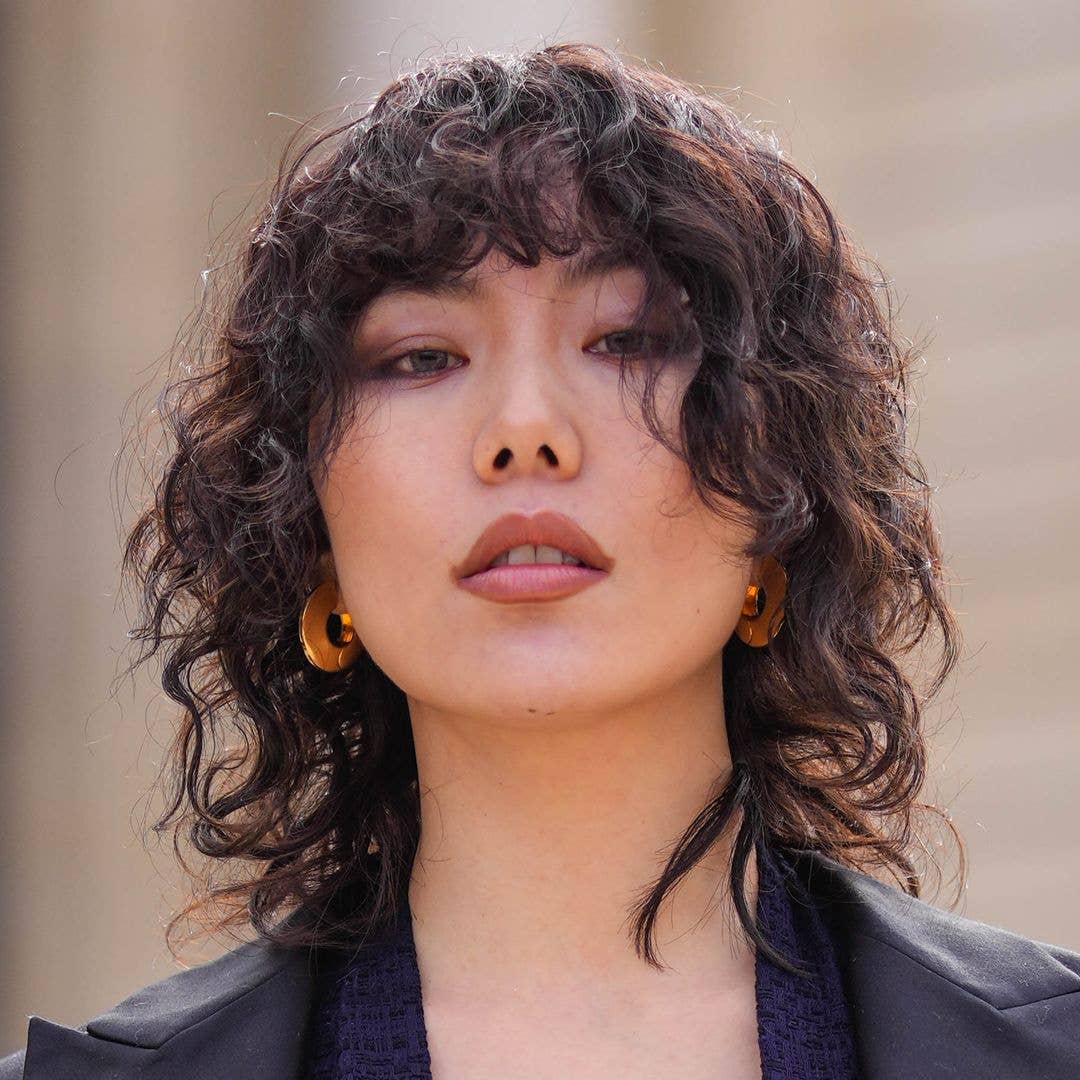 Collarbone Shag With Face Framing Layers, Wavy Collarbone Shag With Face Framing Layers, Wavy — Trendy Frizzy Hair