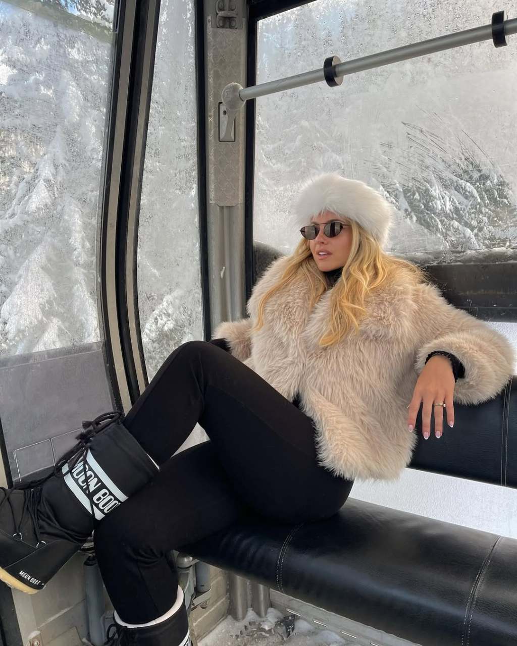 Beige Cropped Jacket For Apres Ski Beige Cropped Jacket For Apres Ski — Trendy Fur Outfits