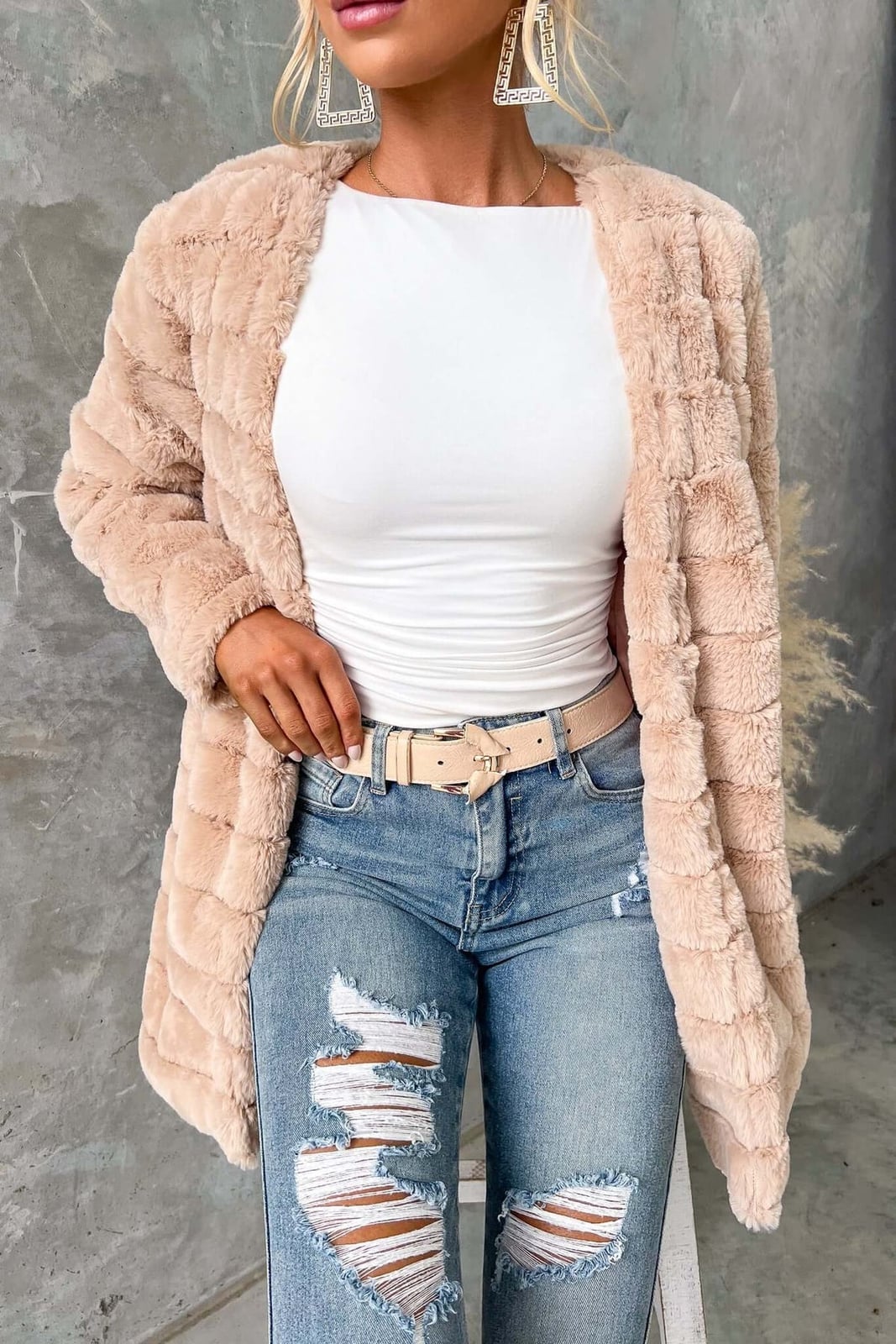 Textured Beige Faux Fur Jacket With Jeans Textured Beige Faux Fur Jacket With Jeans — Trendy Fur Outfits
