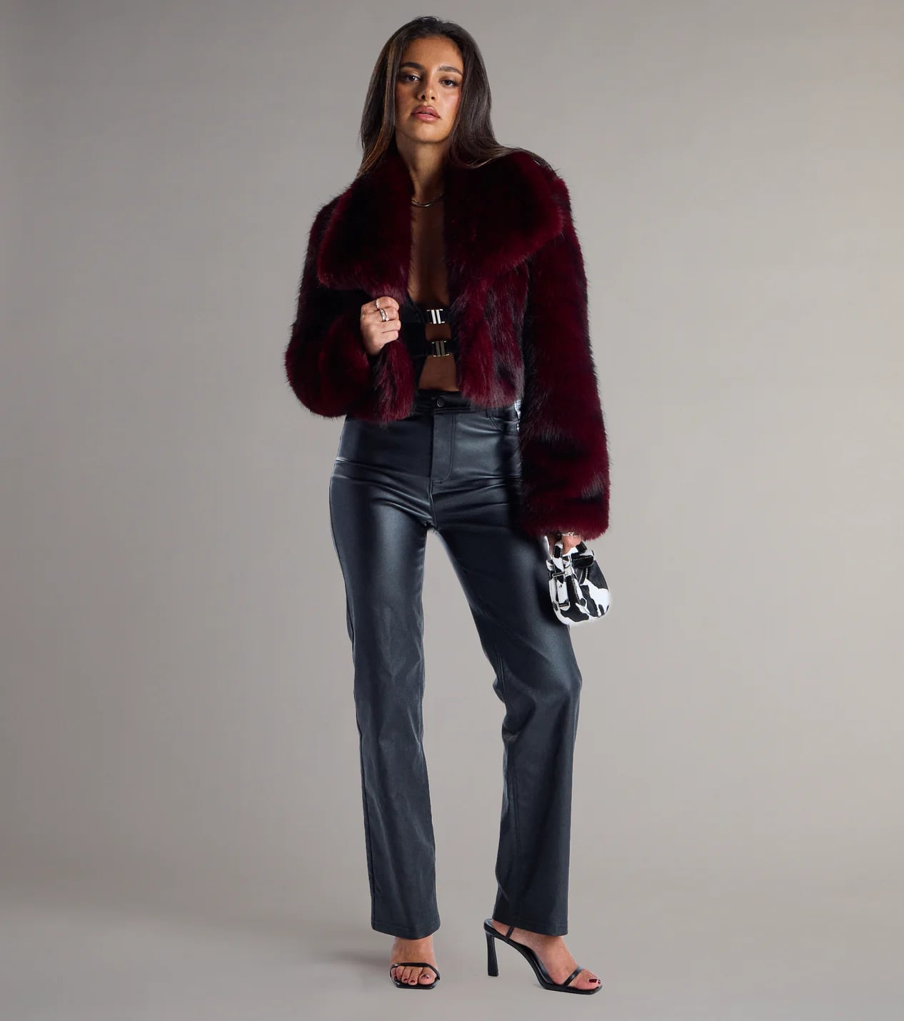 Tiger Stripe Faux Fur Coat With Wide Leg Jeans Tiger Stripe Faux Fur Coat With Wide Leg Jeans — Trendy Fur Outfits