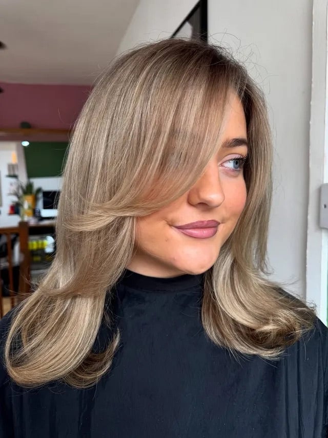 Collarbone Ash Blonde Blowout With Side Swept Bangs Collarbone Ash Blonde Blowout With Side Swept Bangs — Trendy Going Out Hairstyles