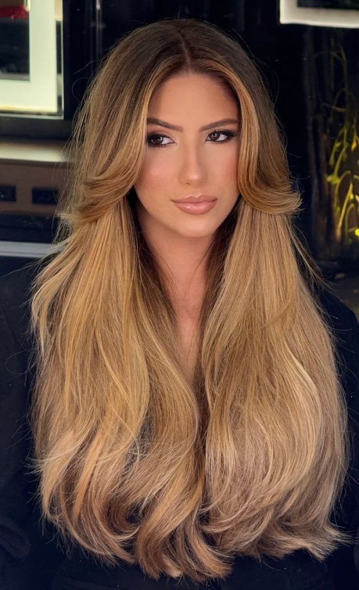 Mid-Back Warm Golden Honey Blonde With Curtain Bangs Mid-Back Warm Golden Honey Blonde With Curtain Bangs — Trendy Golden Blonde