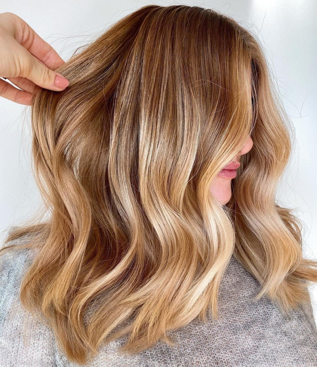 Collarbone Honey Blonde With Balayage Collarbone Honey Blonde With Balayage — Trendy Golden Blonde