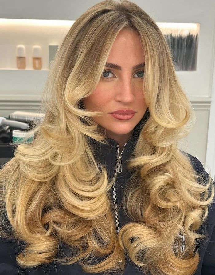 Long Golden Butter Blonde With Bouncy Curls Long Golden Butter Blonde With Bouncy Curls — Trendy Golden Blonde